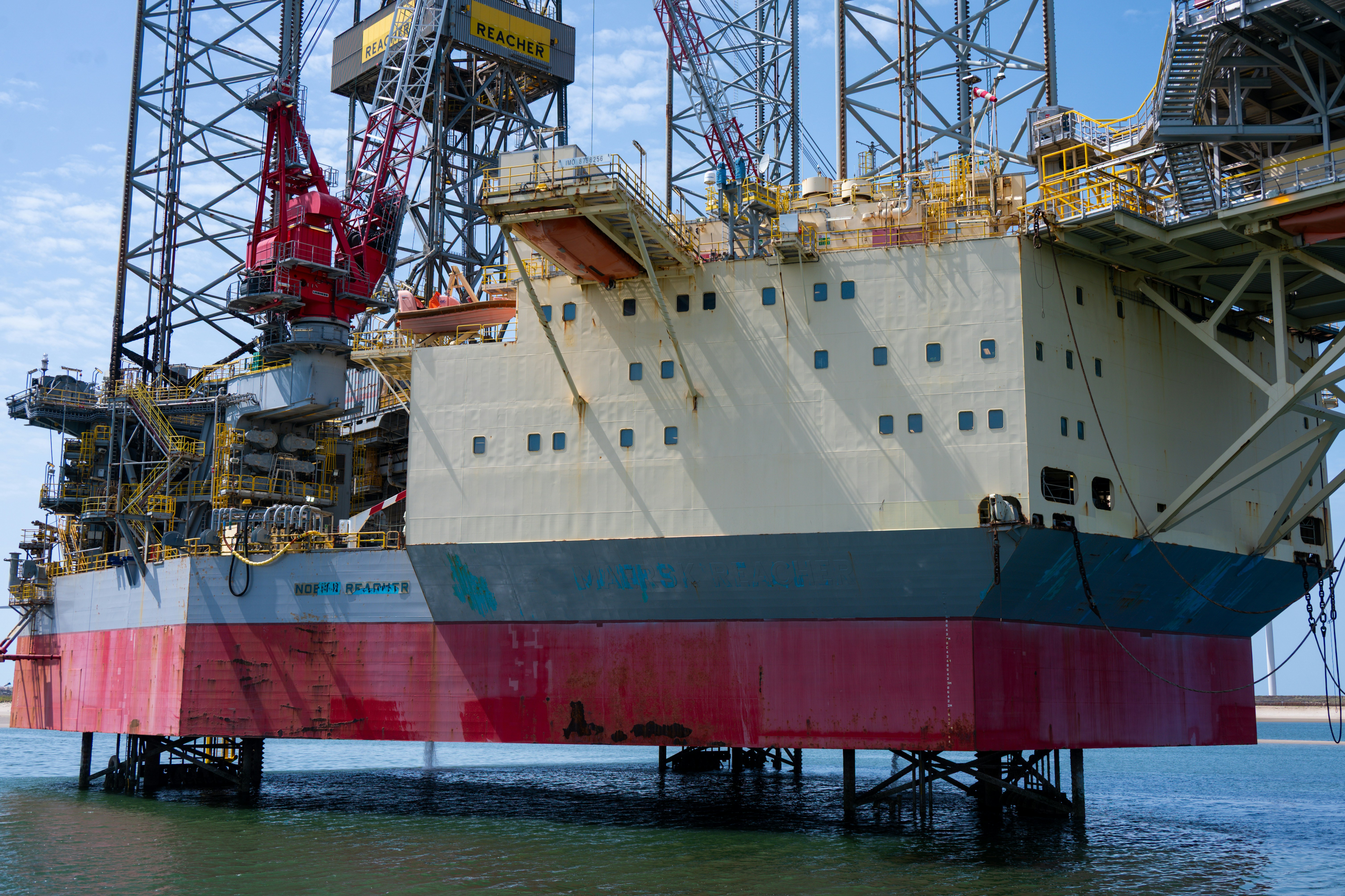 A safety muster briefing assembly on an offshore platform deck